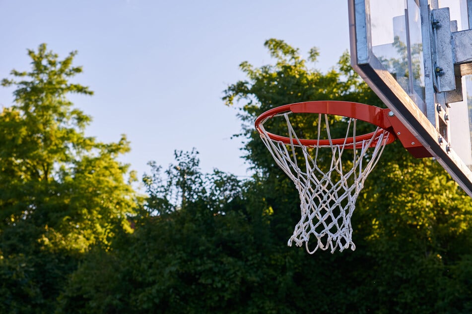 Mysteriöser Fund auf Basketballplatz: Mann im kritischen Zustand in Klinik eingeliefert
