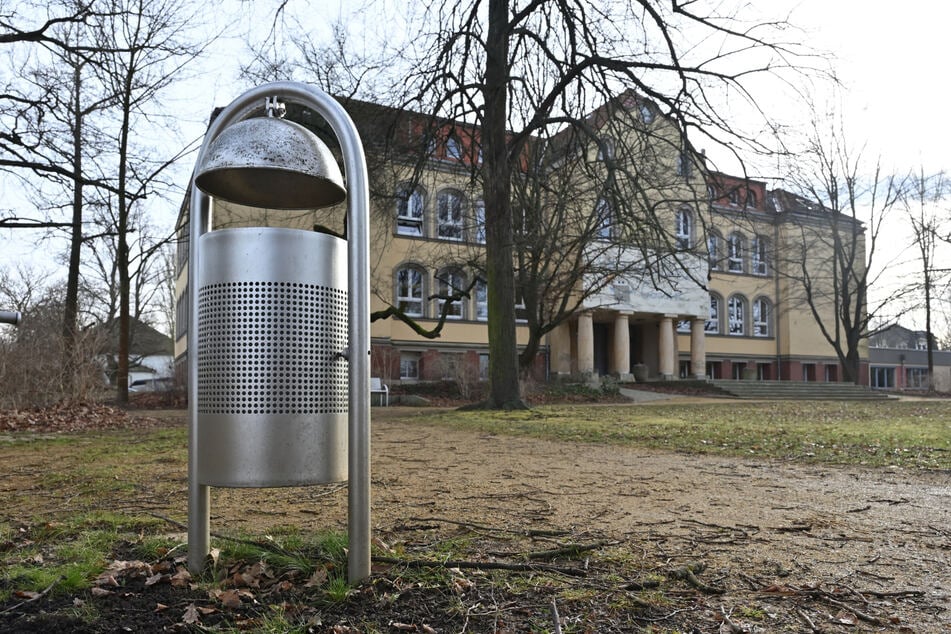 Das Zwickauer Rathaus kämpft mit einer angespannten Haushaltslage, weshalb kein Geld für mehr Mülleimer da ist.