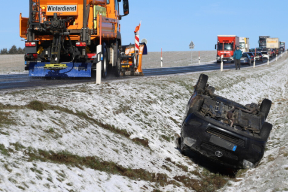 Schwerer Unfall im Erzgebirge: Toyota überschlägt sich, Polizist befreit Fahrerin