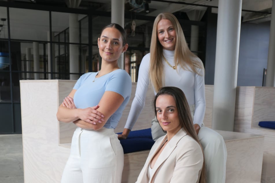 Gemeinsam mit ihrer Schwester Helene (l.) und 400-Meter-Läuferin Corinna Schwab (hinten) gründete Pauline Schäfer-Betz (28) den "Move & Improve Club".
