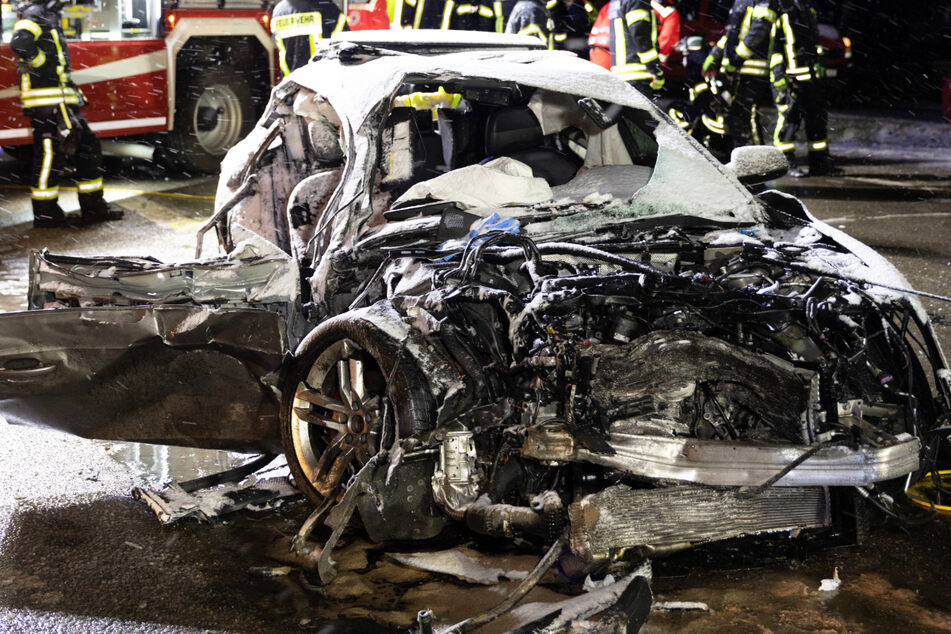 Eine Frau starb nach einem Raserunfall in Bayern noch am Unfallort. Der Autofahrer wurde später zu einer Gefängnisstrafe verurteilt.