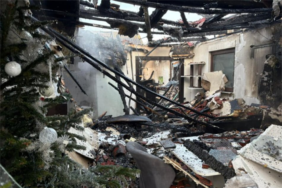 Feuerwehrkräfte löschten am Samstagmorgen einen Brand in einem Einfamilienhaus in Sondershausen.