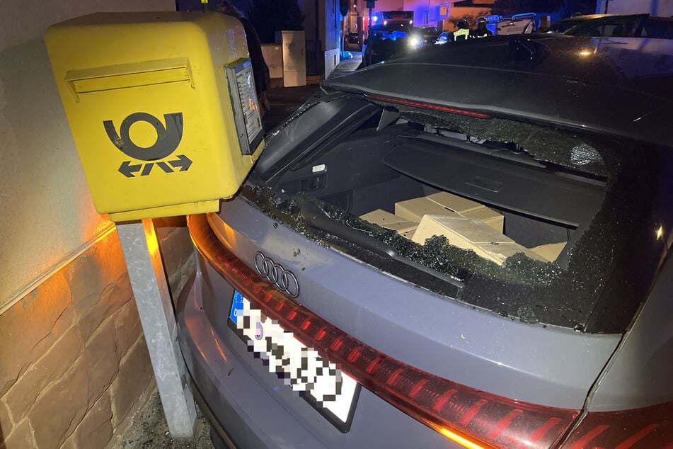 Der Fahrer des Audi A5, dem zuvor die Vorfahrt genommen wurde, krachte mit seiner Heckscheibe unter anderem in einen Briefkasten.
