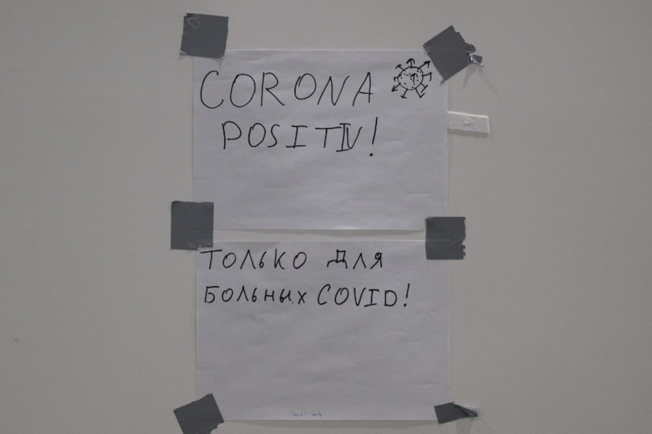 Der Bereich für Corona positiv getestete Menschen im Ankunftszentrum Dresden. Auch Geflüchtete aus der Ukraine erhalten medizinische Beratung und Hilfe.