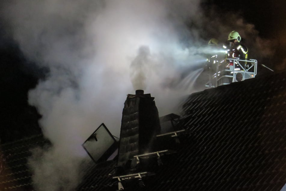Die Feuerwehr musste das Dach öffnen, um den Brand zu löschen.