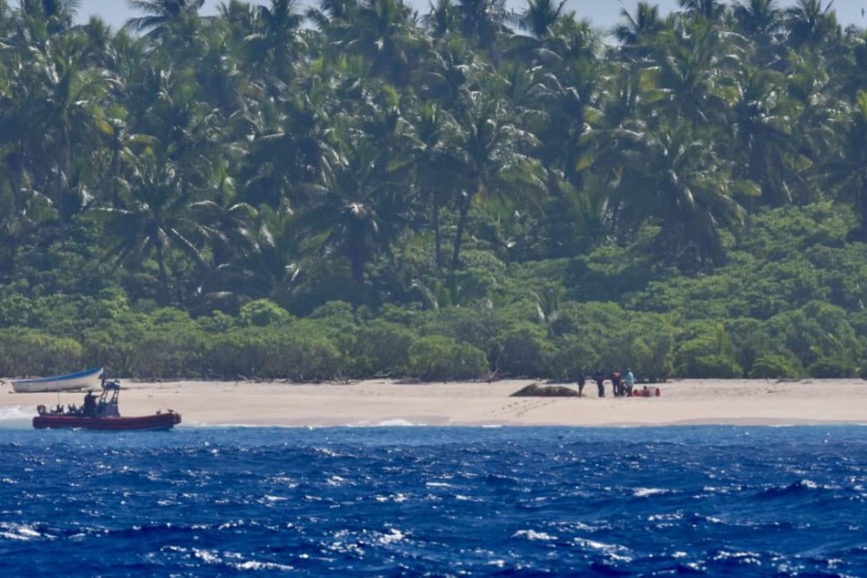 Die Männer wurden vom entlegenen Pikelot-Atoll gerettet.
