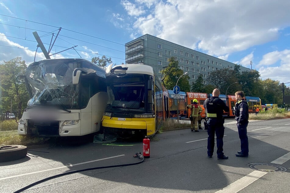 Die Feuerwehr sichert den Unfall mit rund 50 Einsatzkräften.