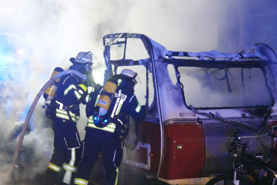 Die Feuerwehr konnte eine Ausbreitung des Brandes verhindern, der Wohnwagen wurde allerdings komplett zerstört.