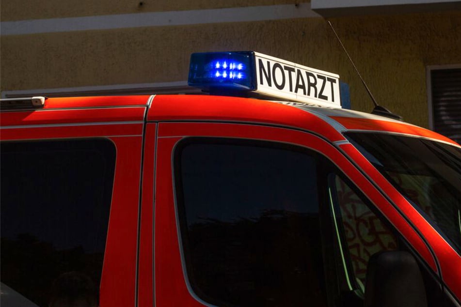 Rettungskräfte brachten den lebensgefährlich verletzten Mann in eine Klinik. (Symbolfoto)