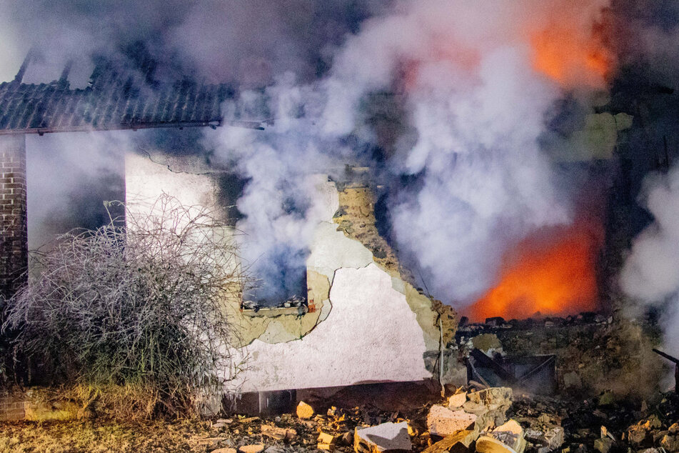 Feuersbrunst zerstört Wohnhaus komplett: Feuerwehr macht schrecklichen Fund