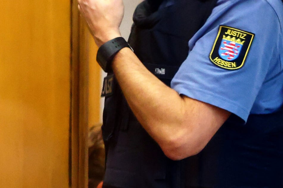 Vor dem Landgericht Hanau endete am Dienstag ein Prozess: Der 35-jährige Angeklagte wurde zu zehn Jahren Haft verurteilt. (Symbolfoto)
