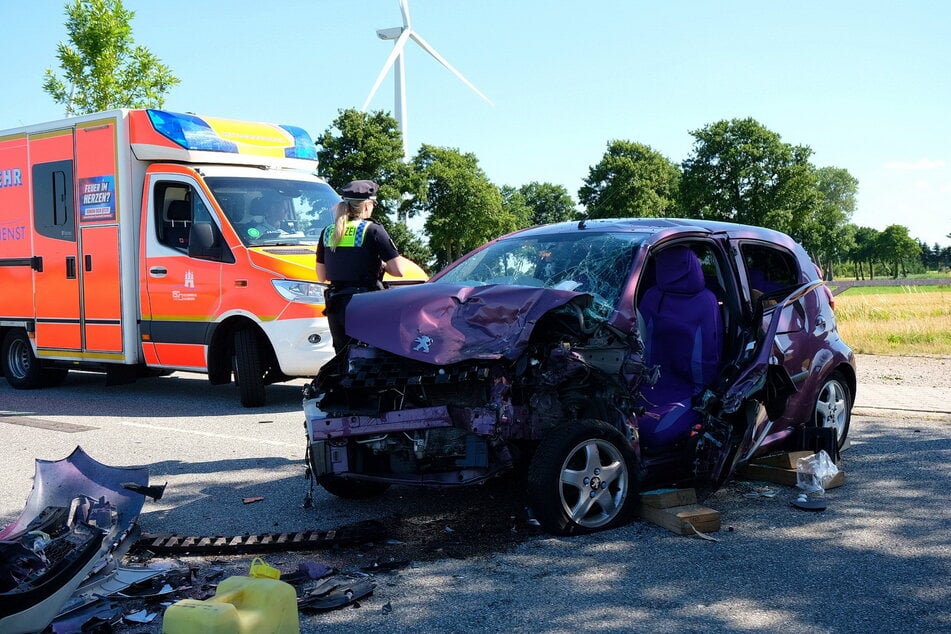 Das Fahrzeug weist nach dem Unfall einen erheblichen Schaden auf.