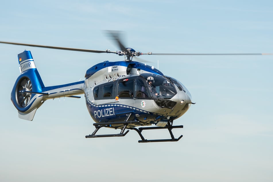 Die Polizei rückte bei dem Einsatz mit einem Hubschrauber an. (Symbolbild)