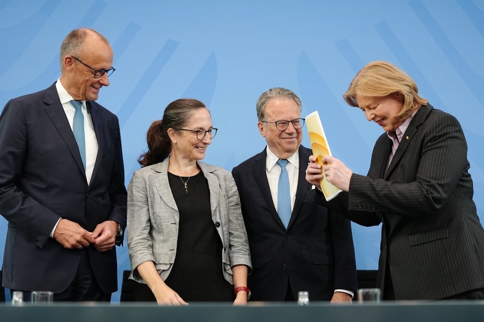 Auch Selbstständige, Politikerinnen und Politiker sollen künftig in die Rentenkasse einbezahlen. Beamte bleiben davon ausgeschlossen, allerdings schlägt die Kommission vor, künftig weniger Menschen zu verbeamten.