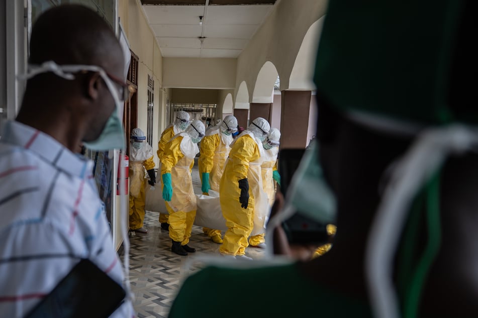 Derzeit gibt es gegen die Bundibugyo-Variante des Ebolavirus' noch keinen Impfstoff. Die Entwicklung eines solchen kann laut der WHO noch mehrere Monate dauern.