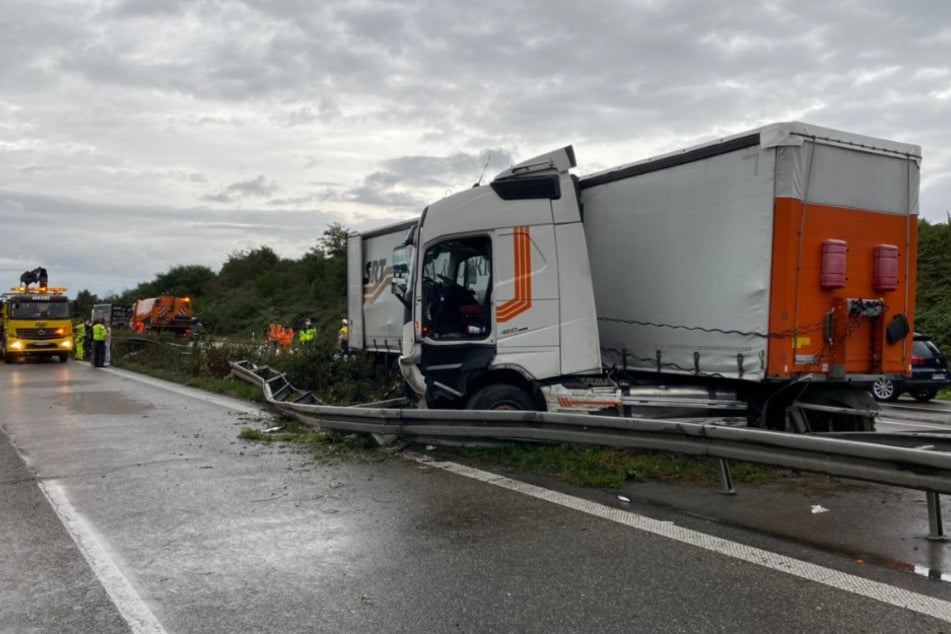 Trümmerfeld auf der A5: Lkw kracht durch Mittelleitplanke