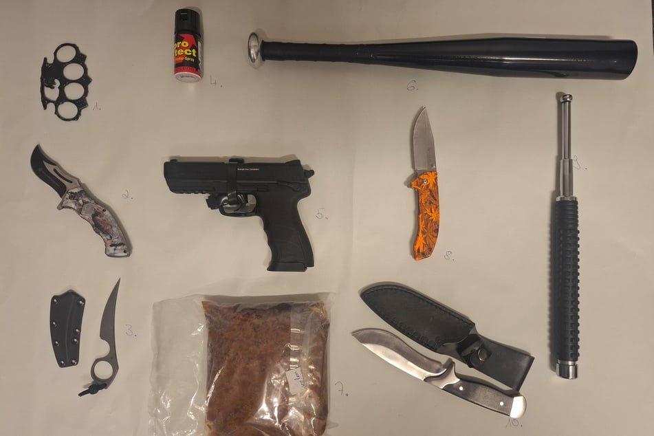 Die Polizei stellte bei dem Großeinsatz mehrere Waffen und Drogen sicher.