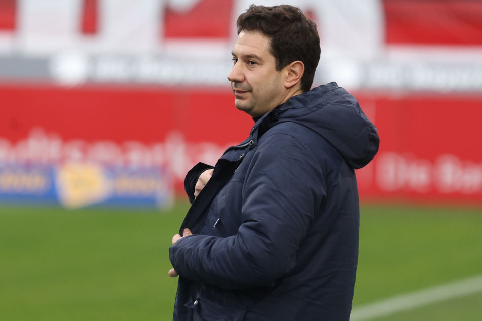 Trainer Argirios Giannikis (43) und der TSV 1860 München taumeln derzeit den Abstiegsrängen der 3. Liga entgegen.