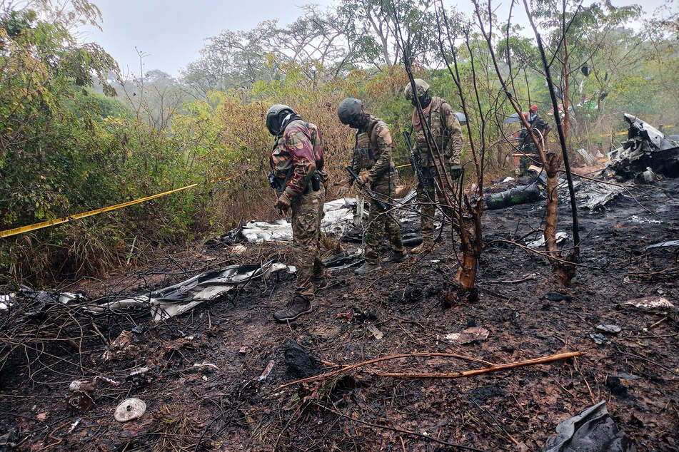 Kenianische Beamte inspizieren die Absturzstelle des Flugzeugs.