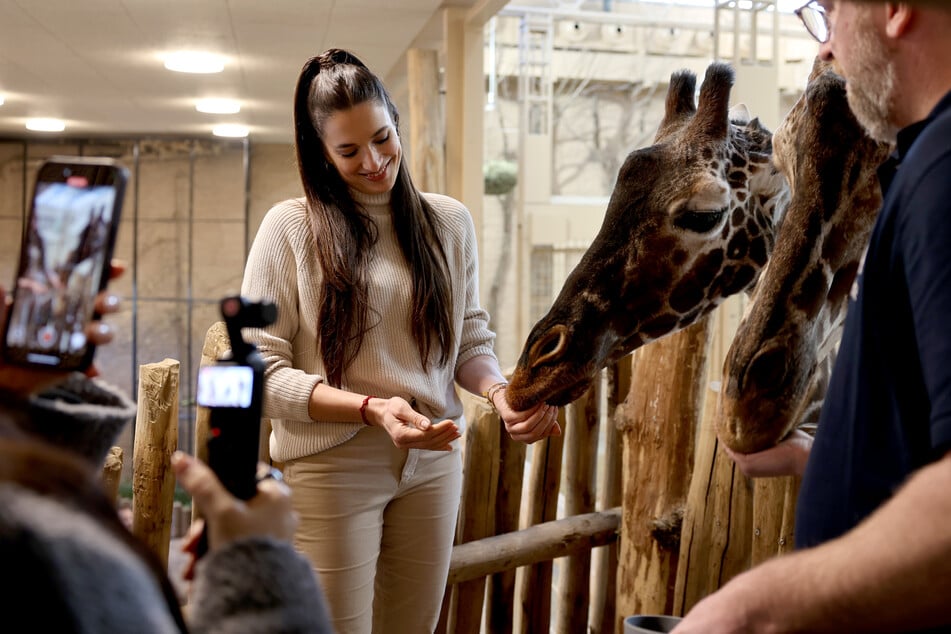 Sally Özcan (36) durfte die Langhälse füttern und streicheln.