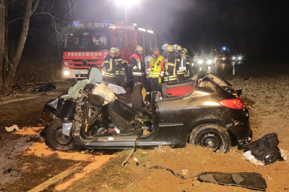 Das Auto musste von der Feuerwehr aufgeschnitten werden.