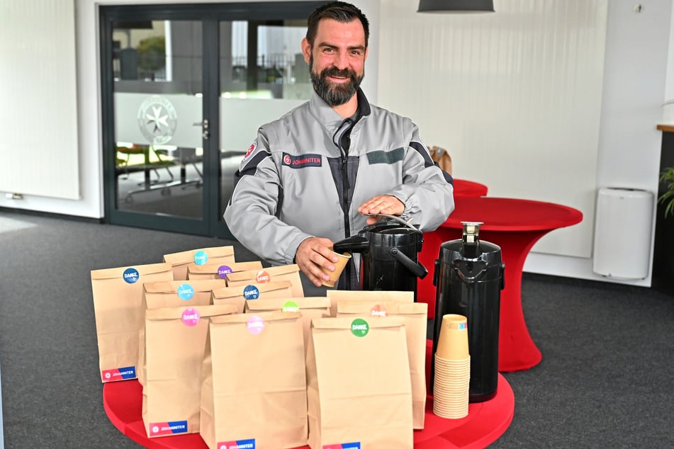 Danilo Schulz (43), Bereichsleiter Kommunikation der Johanniter, half bei der Verteilung tatkräftig mit.