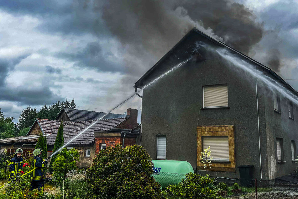 Feuerwehr-Einsatz bei Weißwasser: Haus unbewohnbar, zwei Verletzte