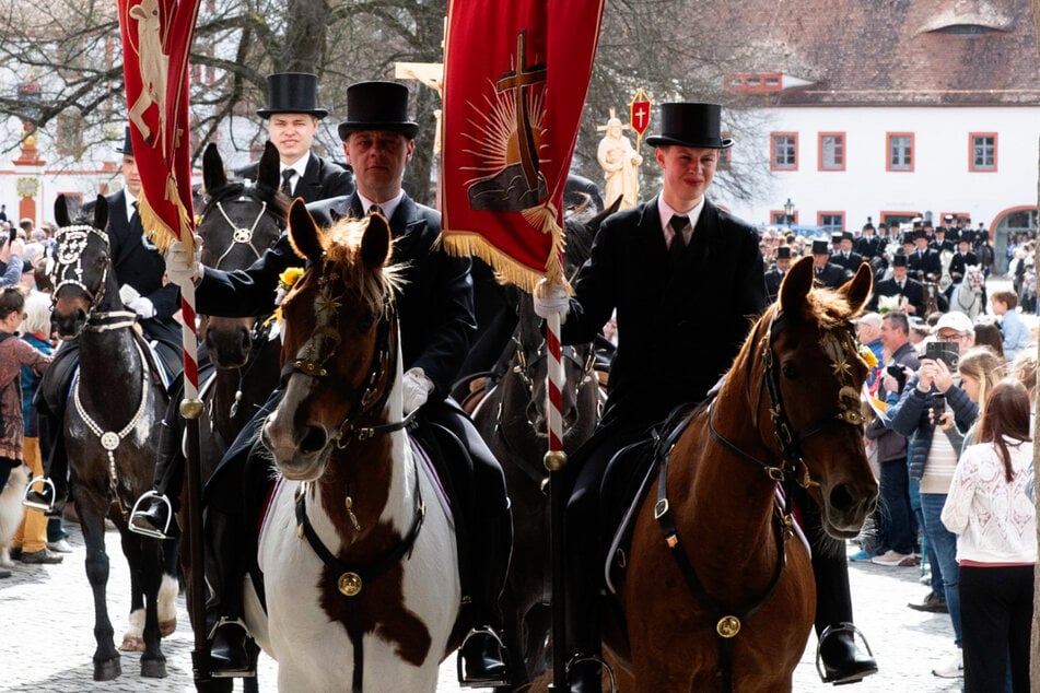 Bei den Osterreitern der Sorben dürfen bis heute nur Männer im Sattel sitzen.