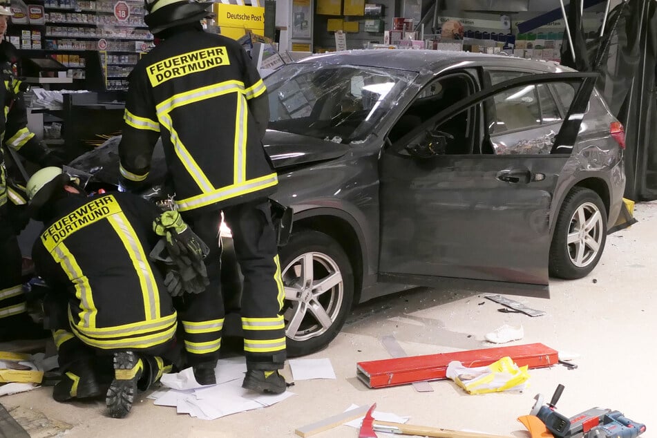 Autofahrer kracht in Einkaufszentrum: Riesiger Schaden!