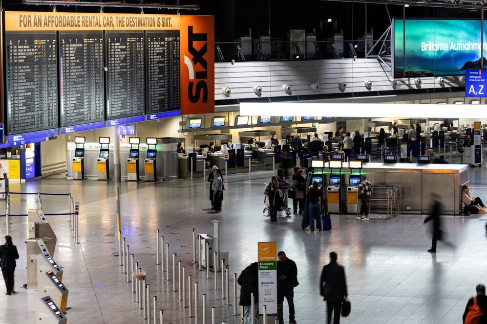 Am Frankfurter Flughafen sind sechs Mitarbeiter durch eingeflogene Mücken mit Malaria infiziert worden, zwei starben.