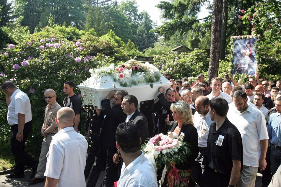 Eine Woche nach dem Mord fand auf dem Zwickauer Hauptfriedhof unter großer öffentlicher Anteilnahme die Trauerfeier für Ayla (†6) statt.