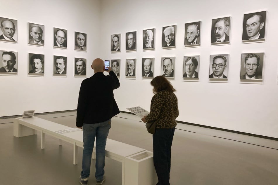"48 Porträts" heißt die Bildserie, mit der Richter 1972 den Deutschen Pavillon auf der Biennale in Venedig bespielte.