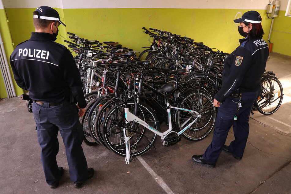 Polizisten haben gestohlene Fahrräder sichergestellt. In Leipzig soll eine Asservatenbeamtin 265 solcher Drahtesel illegal an Kollegen und Freunde verkauft haben.