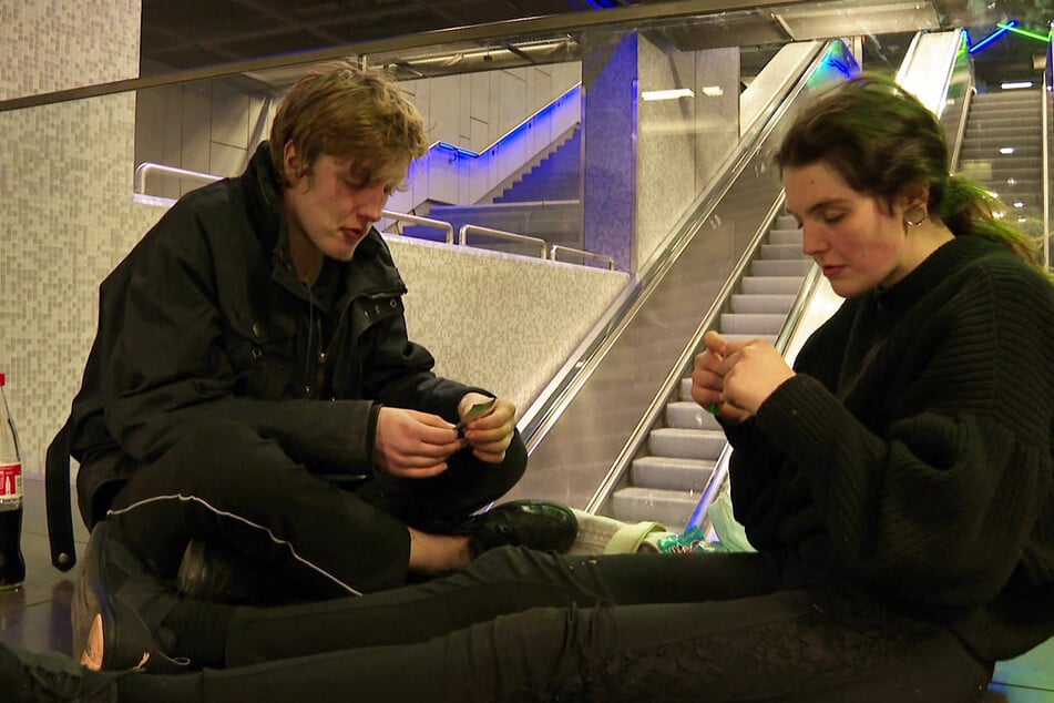Julian (20) und seine Freundin Lara (18) sind abhängig von Fentanyl.