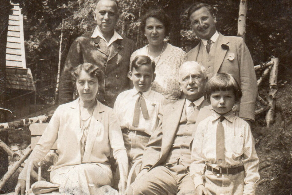 Margarethe Oppenheimer (vorne, l-r), Karl (später Charles) Francis Herzberg, Dr. Franz Oppenheimer und Hans (später John) Peter Herzberg auf einem Familienfoto Mitte 1930. Die Sammlung stammte von Franz und Margarethe Oppenheimer.