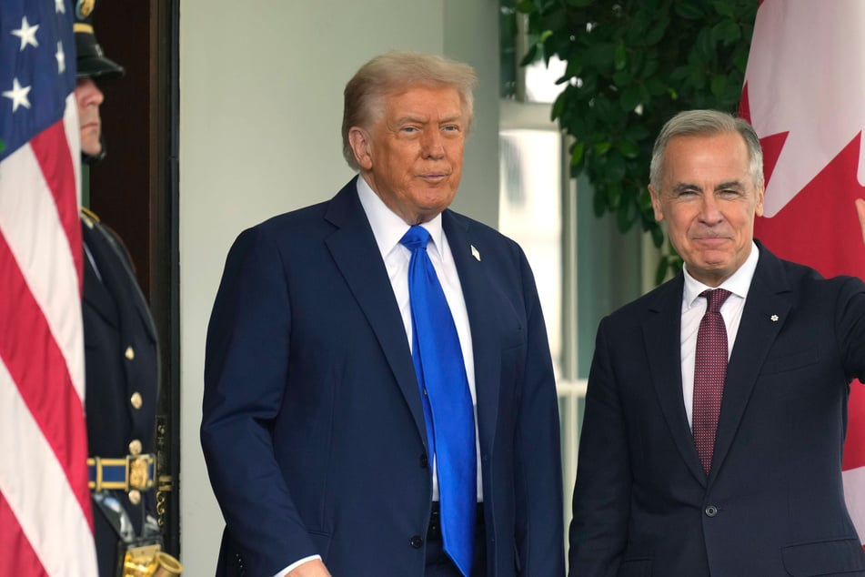 Canadian border policy under Prime Minister Mark Carney (r.) has become increasingly strict, turning back asylum seekers fleeing President Donald Trump's administration in the US.
