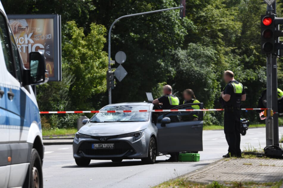 Die Polizei sperrte die Kreuzung in Humboldt-Gremberg nach dem Unfall ab.