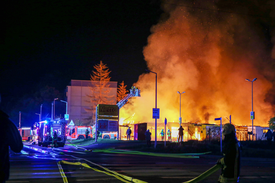 Der Supermarkt brennt lichterloh.