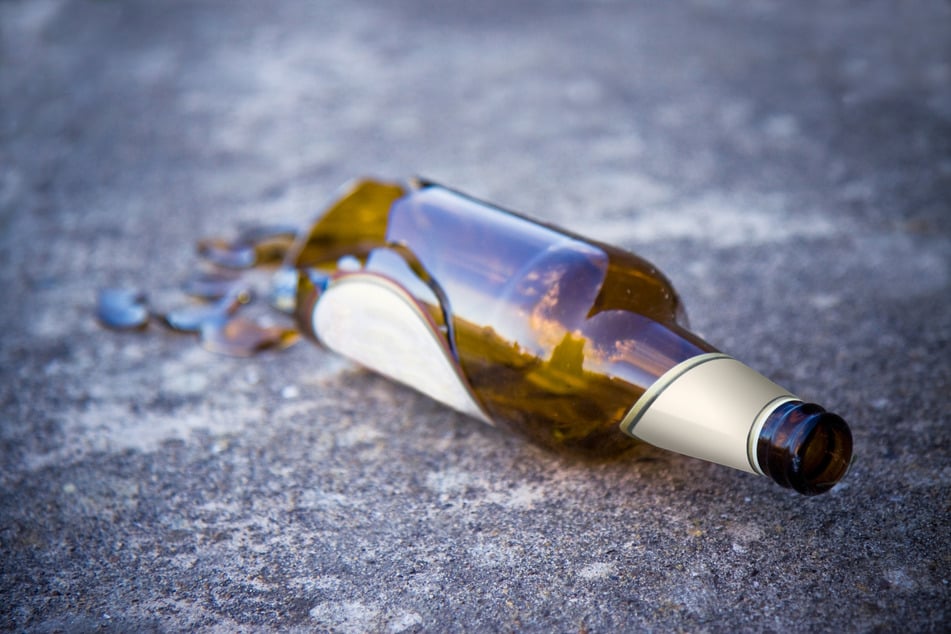 Der Täter schlug mit einer Glasflasche auf die Frau ein. (Symbolfoto)