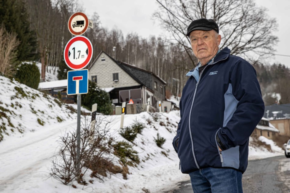 Ex-Bauamtsleiter Horst Portius (79) kritisierte die Stadt wegen der Probleme in der Straße Zur Alm. Die Stadt sucht eine Lösung.