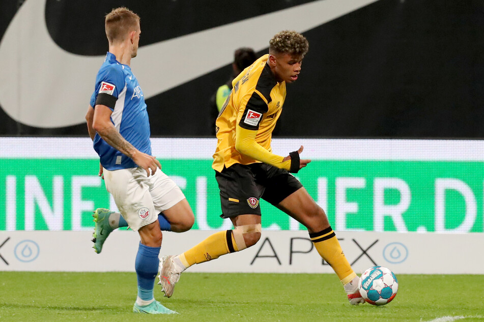 Ransford Königsdörffer (19, r.) jetzt auch für die U21-Auswahl am Ball. Das Dynamo-Talent konnte am Donnerstag sein Debüt feiern.