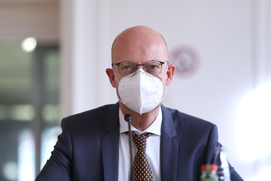 Wegen verfrühter Corona-Impfungen: Gegen Halles Oberbürgermeister Bernd Wiegand (63, parteilos) sind drei Strafanzeigen eingegangen.