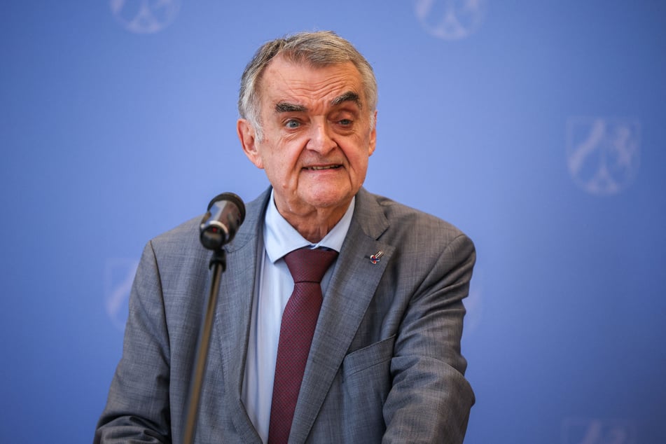 NRW-Innenminister Herbert Reul (74, CDU) hat sich zum Schlag gegen eine weltweit tätige Hackergruppe aus Russland geäußert.