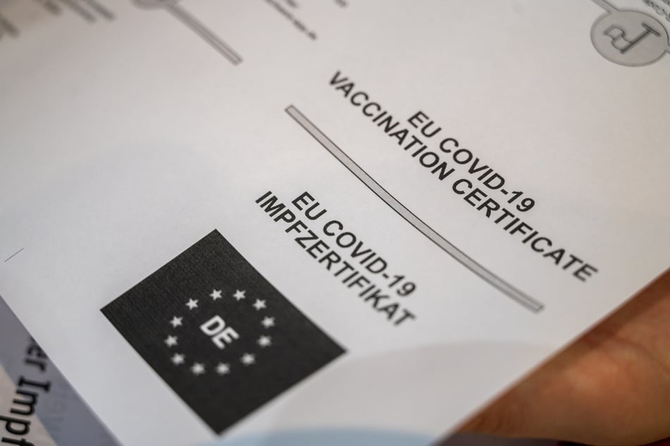 Auf einem Dokument, das zum Digitalen Impfnachweis gehört steht „EU Covid-19 Impfzertifikat“ auf englisch und auf deutsch.