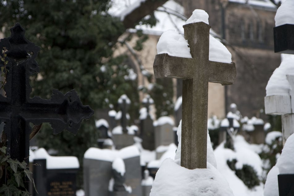 Betrunkener Priester will Toten beisetzen, dann stürzt er bei der Beerdigung aufs Grab
