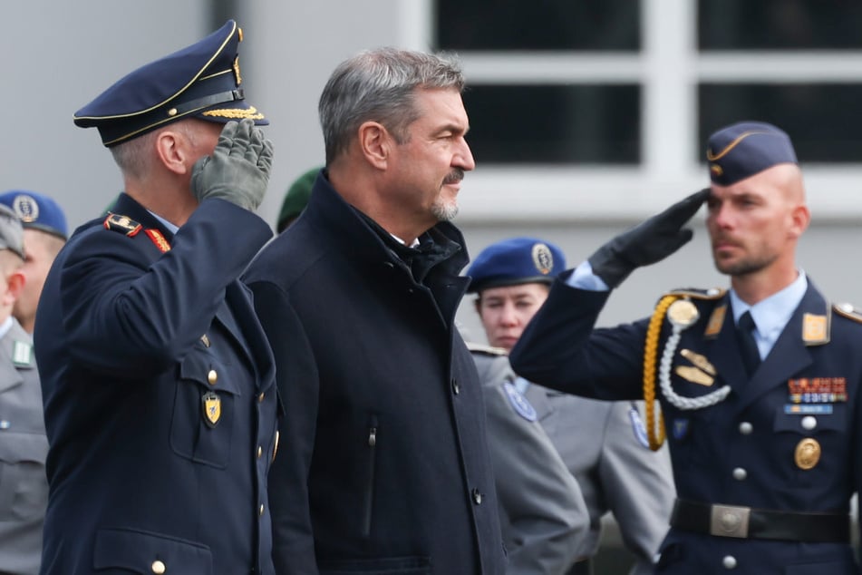 Bayerns Ministerpräsident Markus Söder (58, 2.v.l.) – hier bei einem Besuch in der Offiziersschule der Luftwaffe – thematisiert zunehmend Militär und Rüstung.