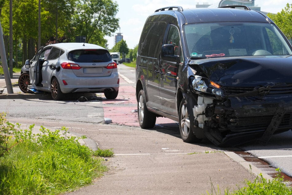 Verletzte nach Kreuzungscrash im Leipziger Norden: Straße gesperrt