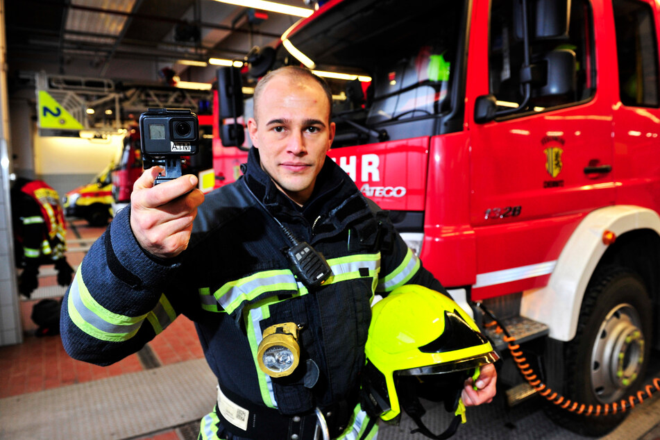 Brandmeisteranwärter Alexander Kronenberger (31) geht mit einer "GoPro" auf Einsätze und filmt das Geschehen.