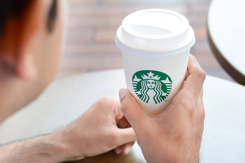 Nichtsahnend kaufte sich ein Polizist einen Frappuccino in einer Starbucks-Filiale. (symbolbild)