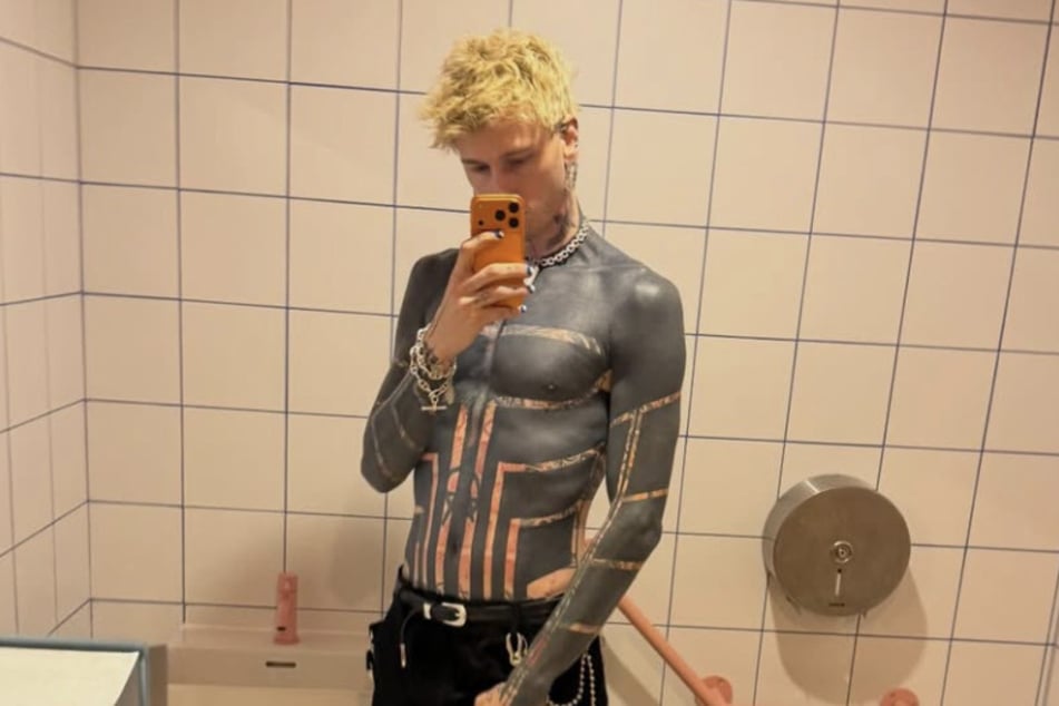 MGK (36) ließ sich große Teile seines Oberkörpers schwarz tätowieren - das führte zu massiven gesundheitlichen Problemen.